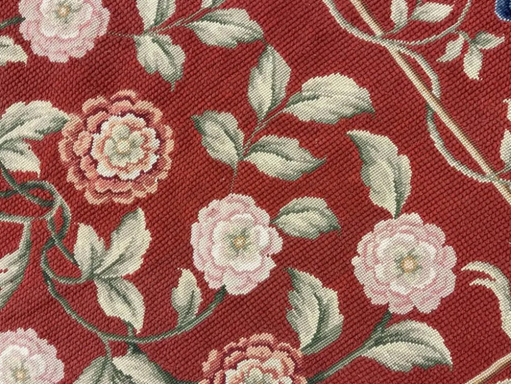 Tapis traditionnel bordeaux style Aubusson floral en laine tissé à la main en point de croix