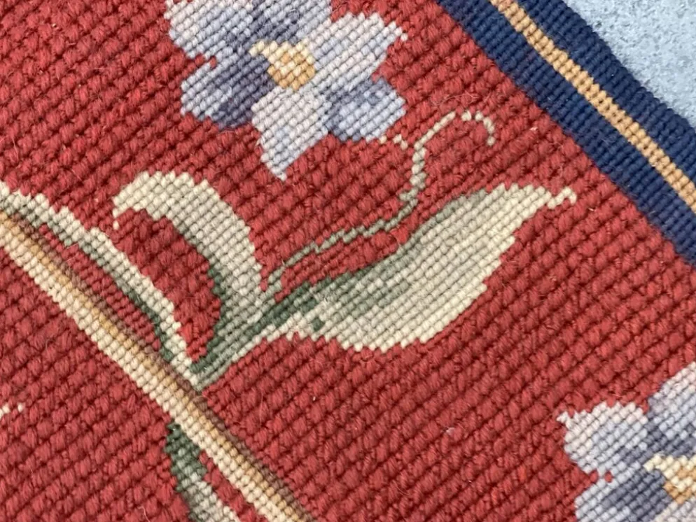 Tapis traditionnel bordeaux style Aubusson floral en laine tissé à la main en point de croix