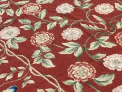Tapis traditionnel bordeaux style Aubusson floral en laine tissé à la main en point de croix