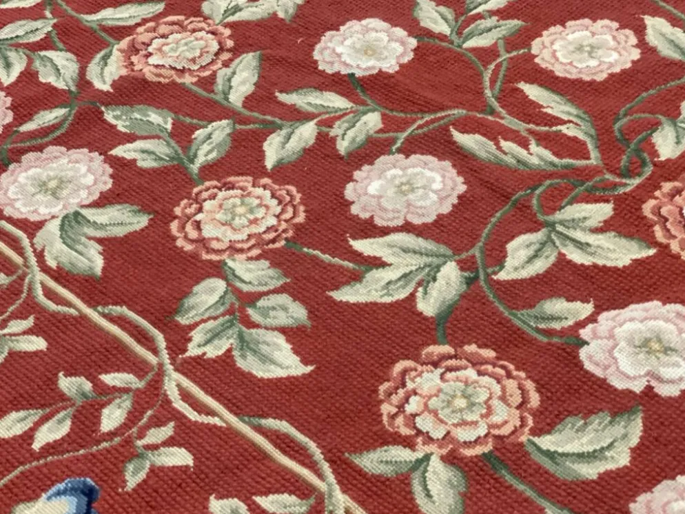 Tapis traditionnel bordeaux style Aubusson floral en laine tissé à la main en point de croix