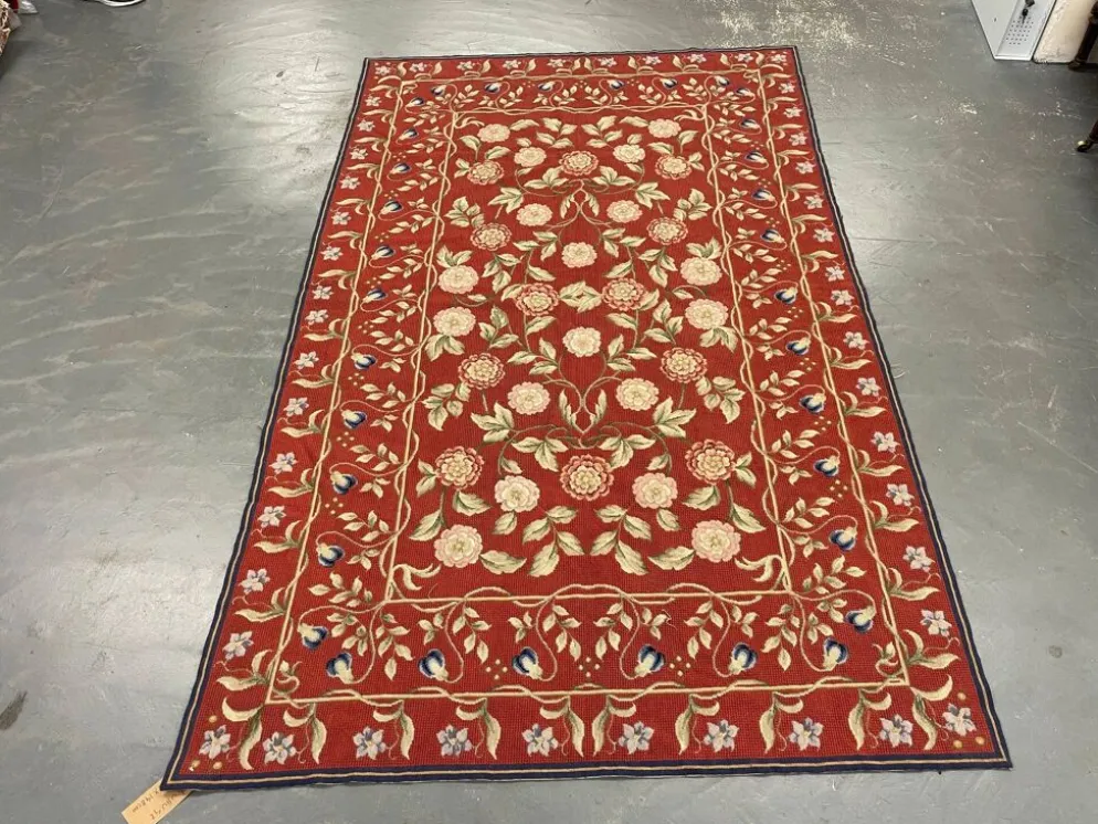 Tapis traditionnel bordeaux style Aubusson floral en laine tissé à la main en point de croix
