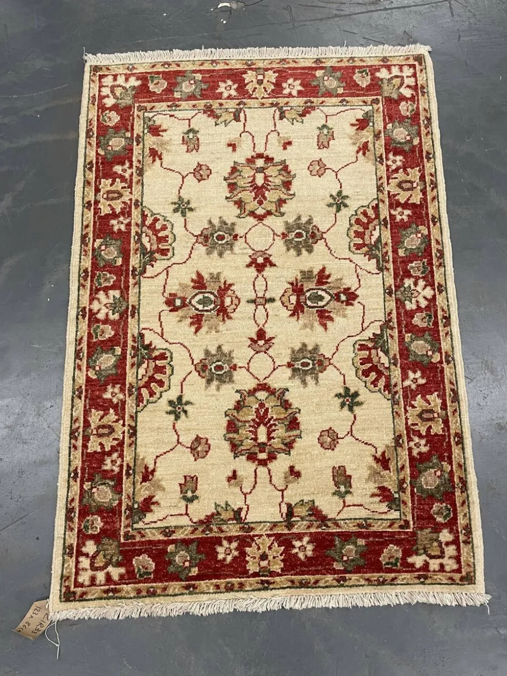 Tapis traditionnel en laine crème, petit tapis oriental à motifs floraux rouges 86 x 123 cm