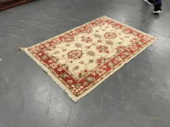 Tapis traditionnel en laine crème, petit tapis oriental à motifs floraux rouges 86 x 123 cm