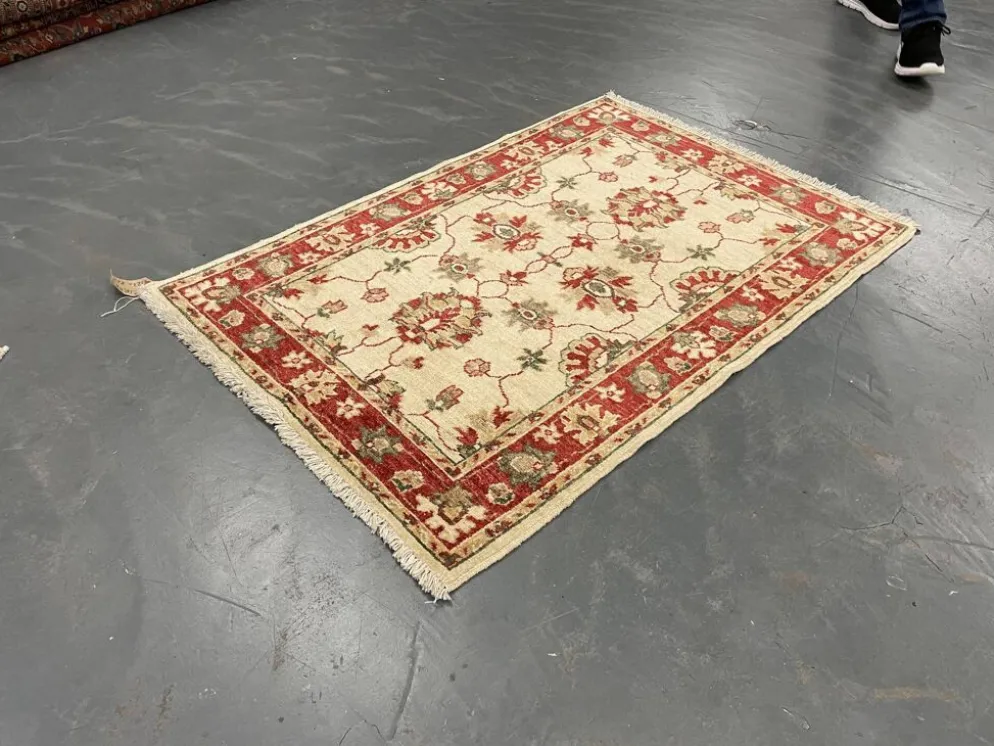 Tapis traditionnel en laine crème, petit tapis oriental à motifs floraux rouges 86 x 123 cm