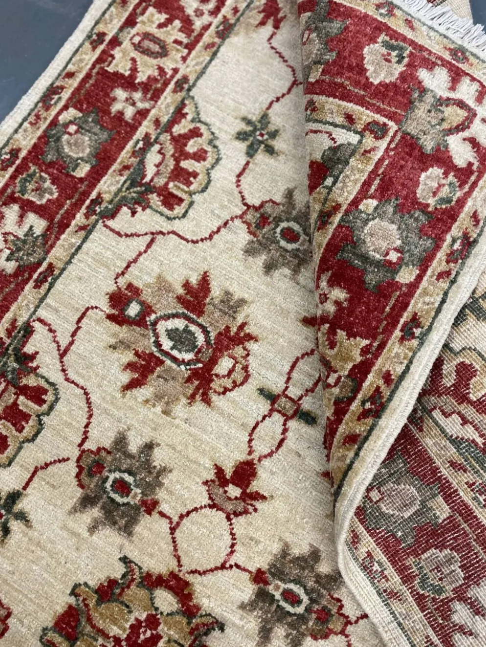 Tapis traditionnel en laine crème, petit tapis oriental à motifs floraux rouges 86 x 123 cm