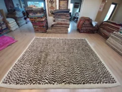 Tapis Tulu fait main, 100 % laine naturelle non teinte. Crème et marron. Options personnalisées disponibles.