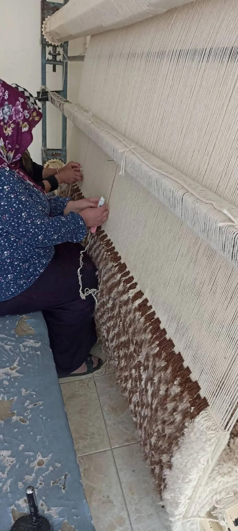 Tapis Tulu fait main, 100 % laine naturelle non teinte. Crème et marron. Options personnalisées disponibles.