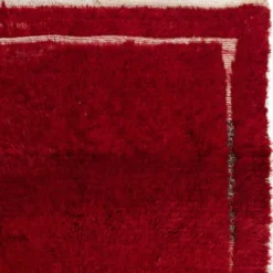 Tapis Tulu turc vintage rouge uni noué à la main avec une bordure minimaliste ivoire. 100 % laine.