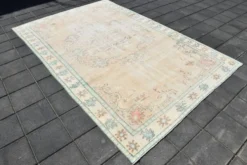 Tapis turc vintage, laine patinée beige et bleu aqua pâle, 192x295 cm