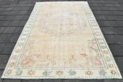 Tapis turc vintage, laine patinée beige et bleu aqua pâle, 192x295 cm