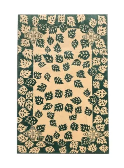 Tapis vert moderne fait main en laine crème, motif feuilles