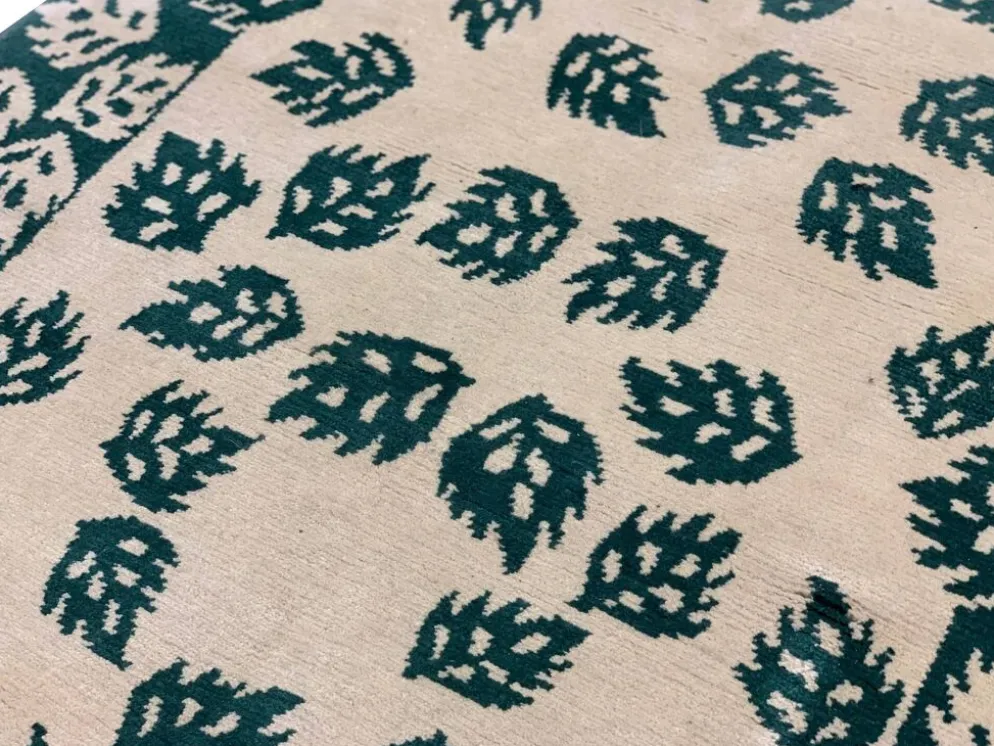 Tapis vert moderne fait main en laine crème, motif feuilles