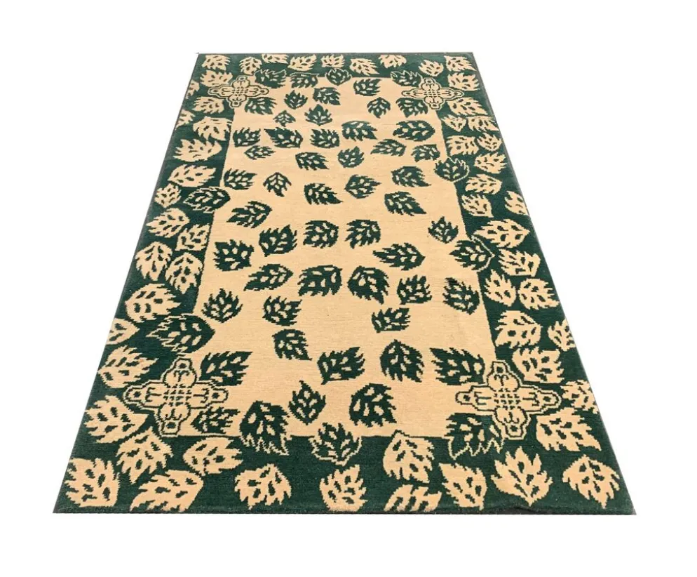 Tapis vert moderne fait main en laine crème, motif feuilles