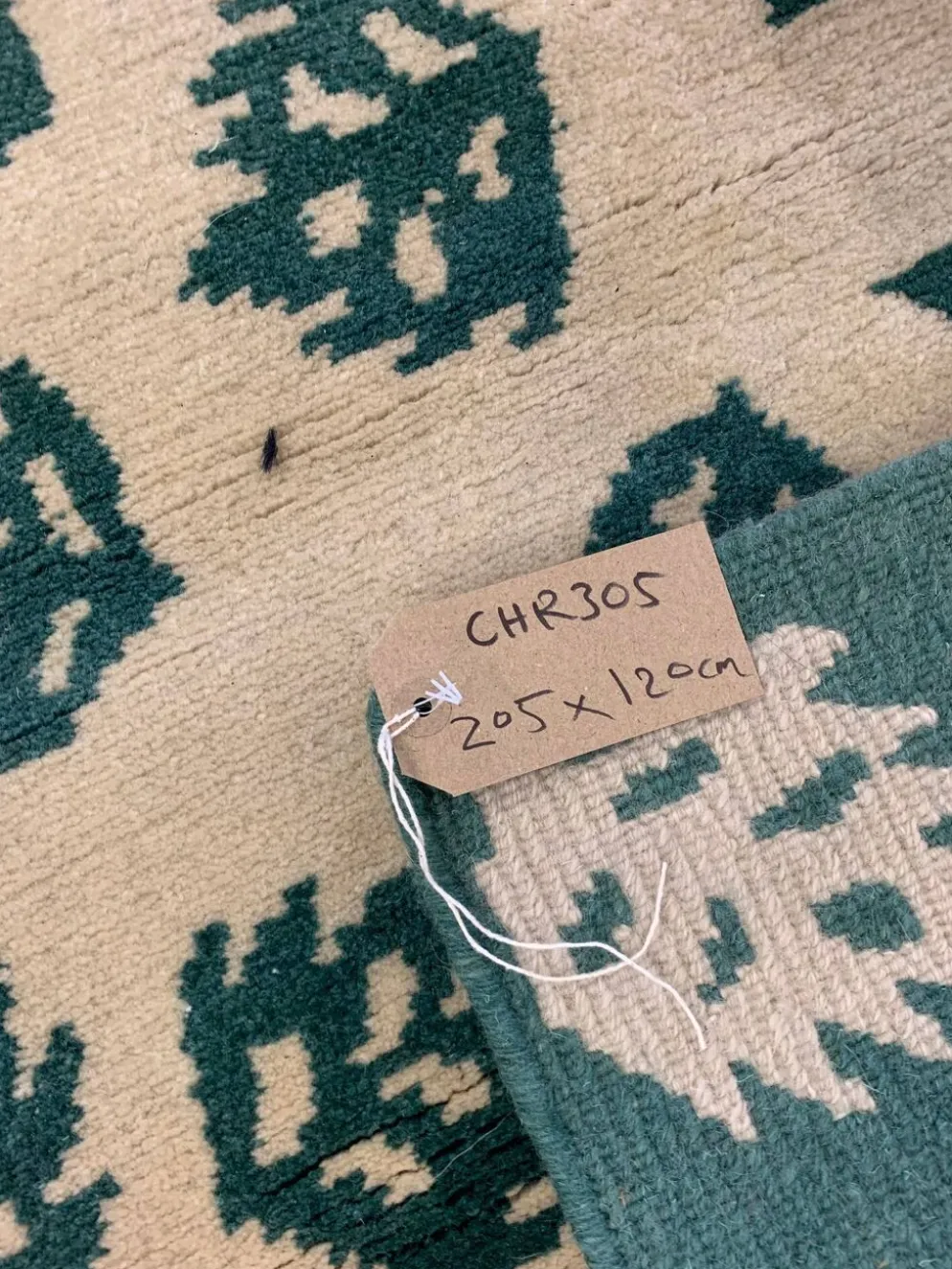 Tapis vert moderne fait main en laine crème, motif feuilles