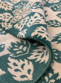 Tapis vert moderne fait main en laine crème, motif feuilles