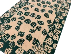 Tapis vert moderne fait main en laine crème, motif feuilles