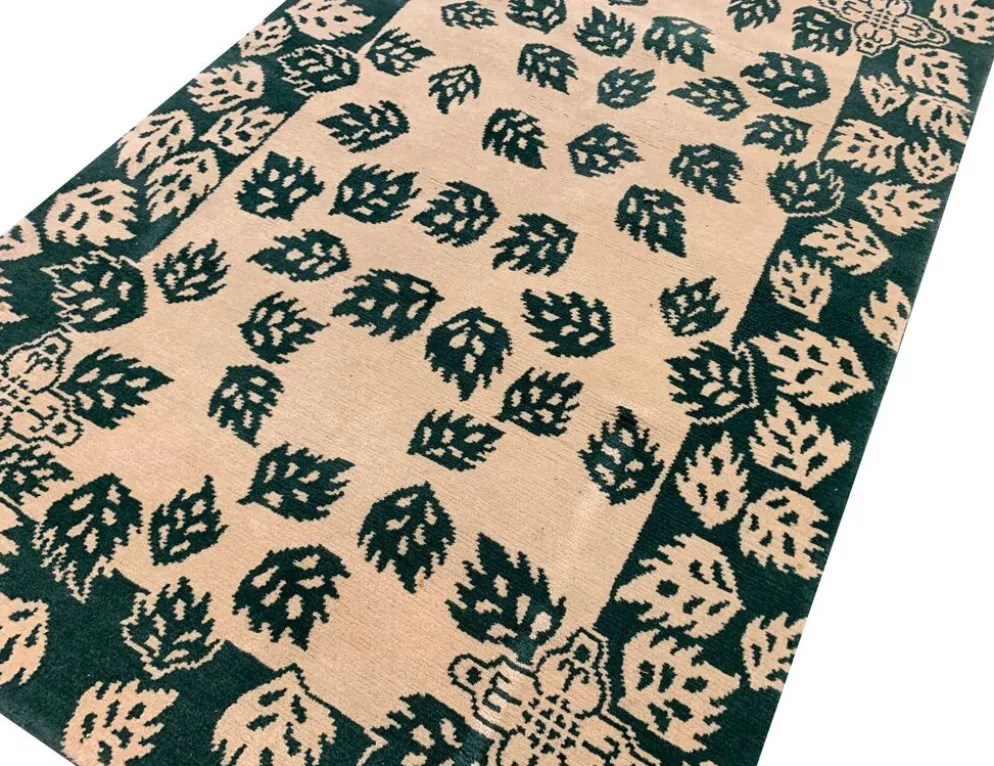 Tapis vert moderne fait main en laine crème, motif feuilles