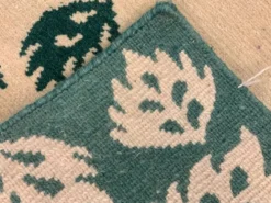Tapis vert moderne fait main en laine crème, motif feuilles