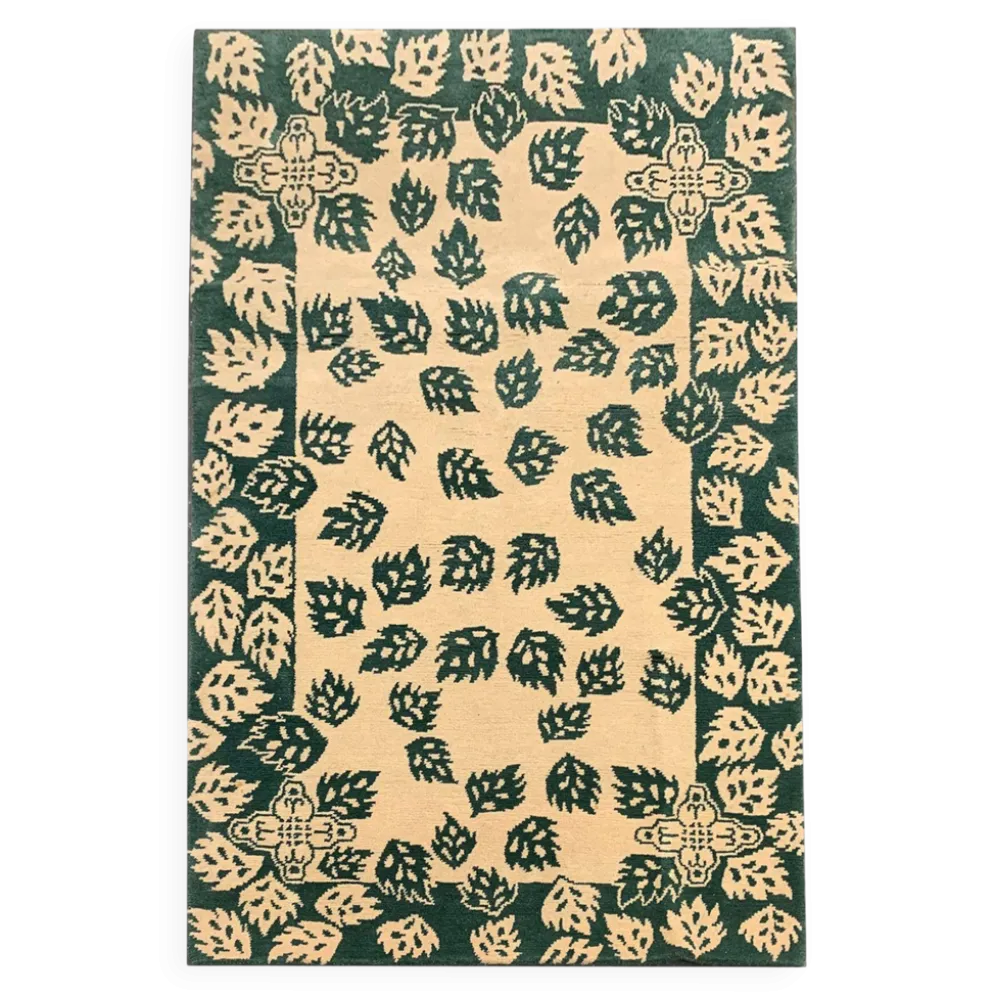 Tapis vert moderne fait main en laine crème, motif feuilles