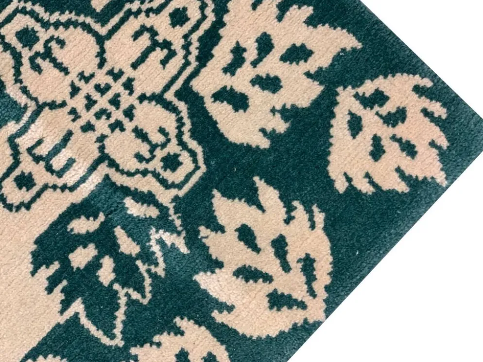 Tapis vert moderne fait main en laine crème, motif feuilles