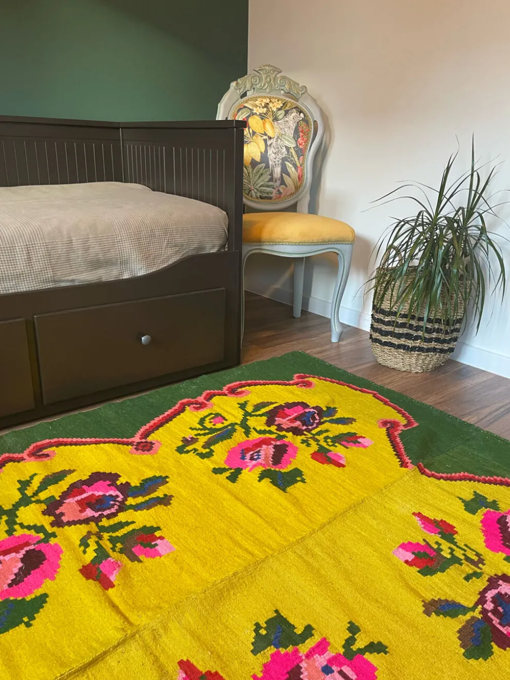 Tapis vintage en laine avec des fleurs roses sur fond vert et jaune fabriqué à la main en Transylvanie