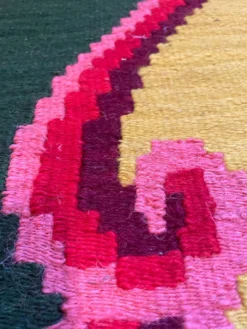 Tapis vintage en laine avec des fleurs roses sur fond vert et jaune fabriqué à la main en Transylvanie