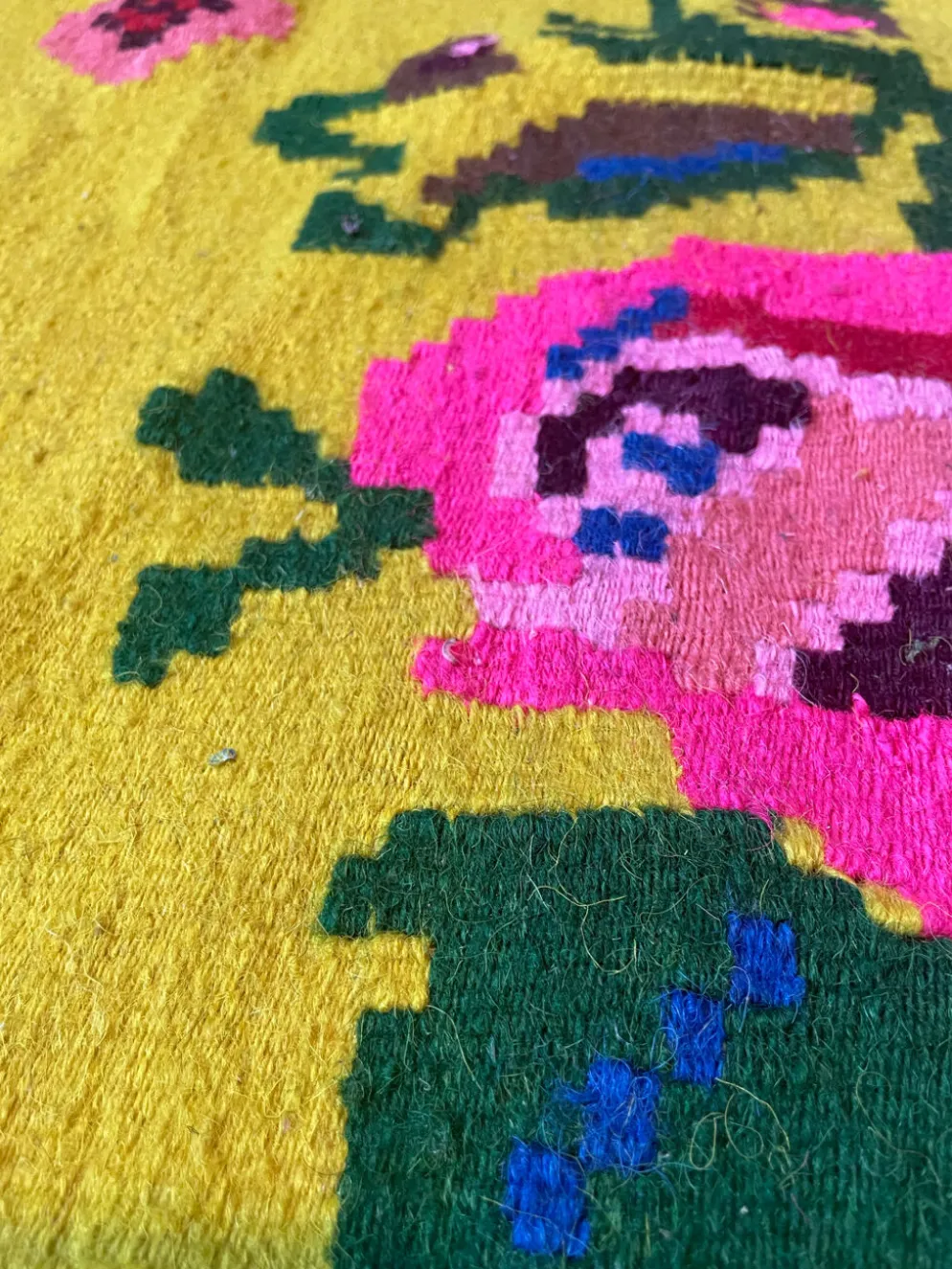 Tapis vintage en laine avec des fleurs roses sur fond vert et jaune fabriqué à la main en Transylvanie