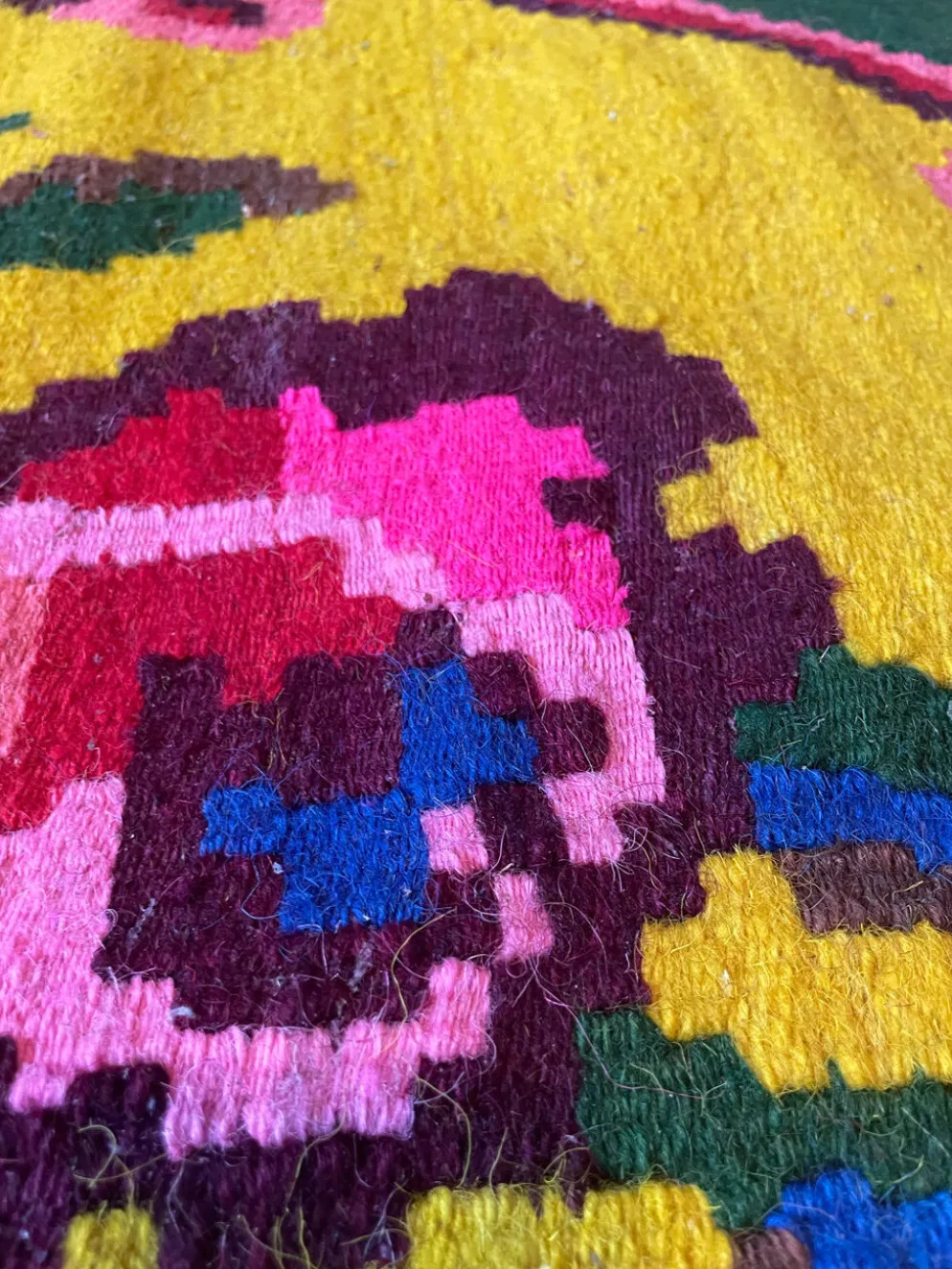 Tapis vintage en laine avec des fleurs roses sur fond vert et jaune fabriqué à la main en Transylvanie