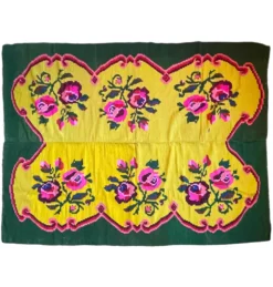 Tapis vintage en laine avec des fleurs roses sur fond vert et jaune fabriqué à la main en Transylvanie