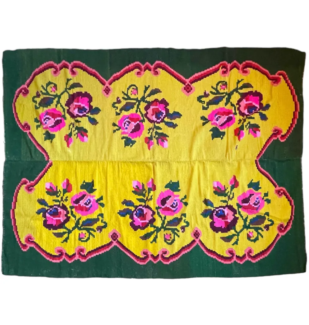 Tapis vintage en laine avec des fleurs roses sur fond vert et jaune fabriqué à la main en Transylvanie