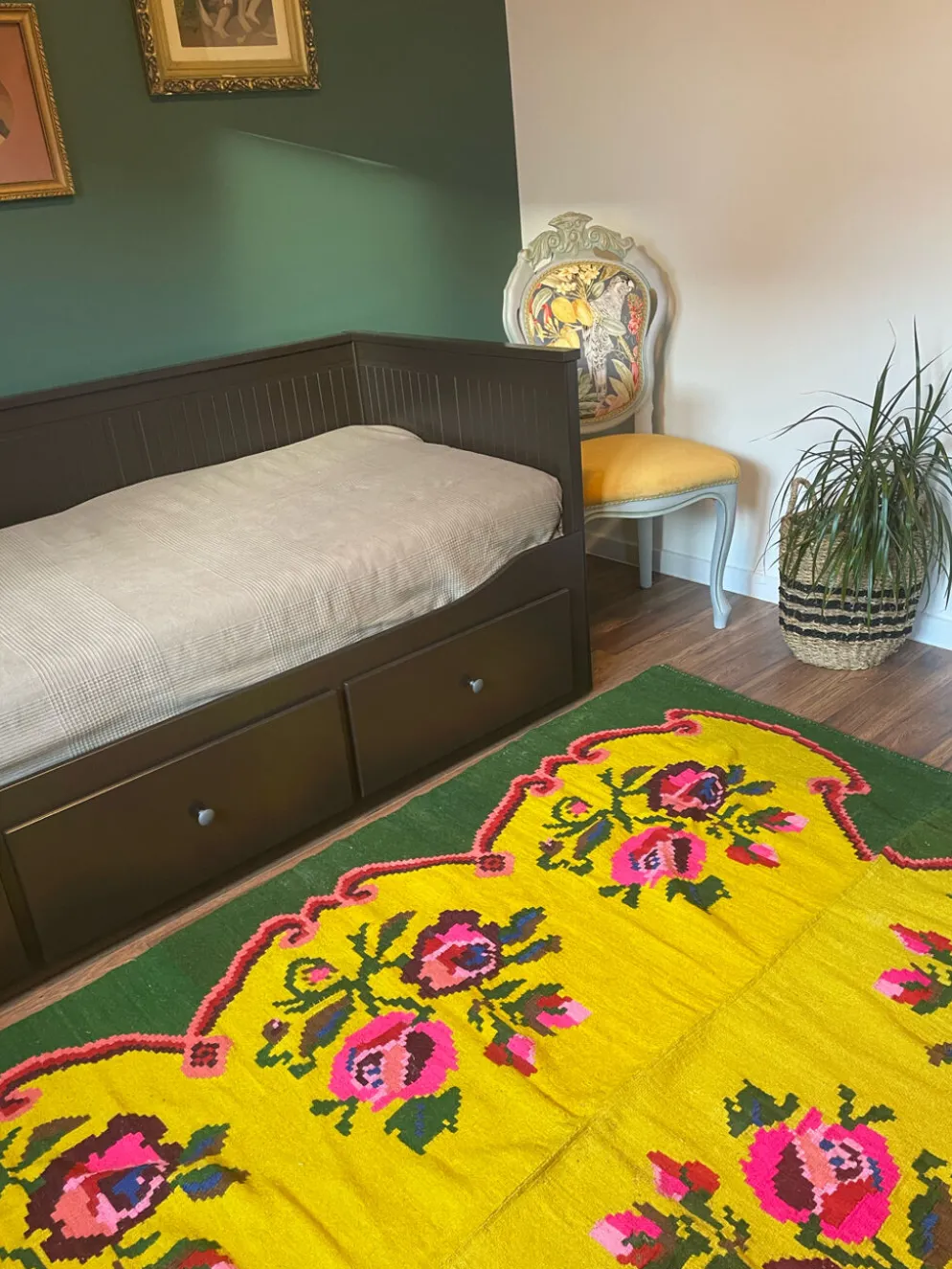 Tapis vintage en laine avec des fleurs roses sur fond vert et jaune fabriqué à la main en Transylvanie