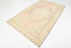 Tapis vintage Oushak rose blush et vert sauge pour salon, 166x266 cm