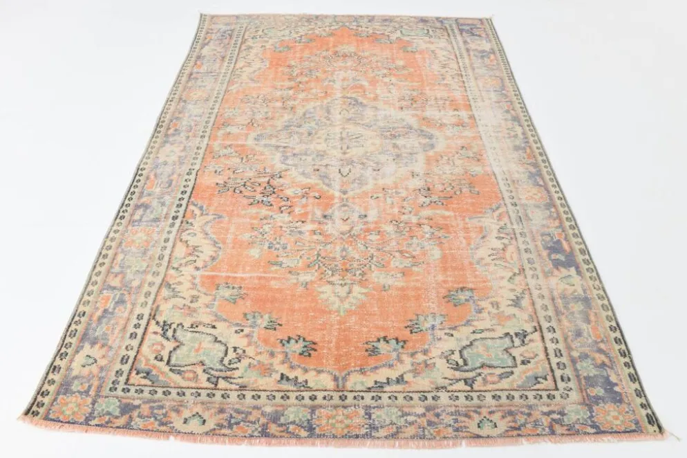 Tapis vintage turc tissé à la main en tons abricot pastel, 177x273 cm