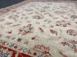 Tapis Ziegler crème à bordure rouge, tapis oriental floral en laine noué à la main