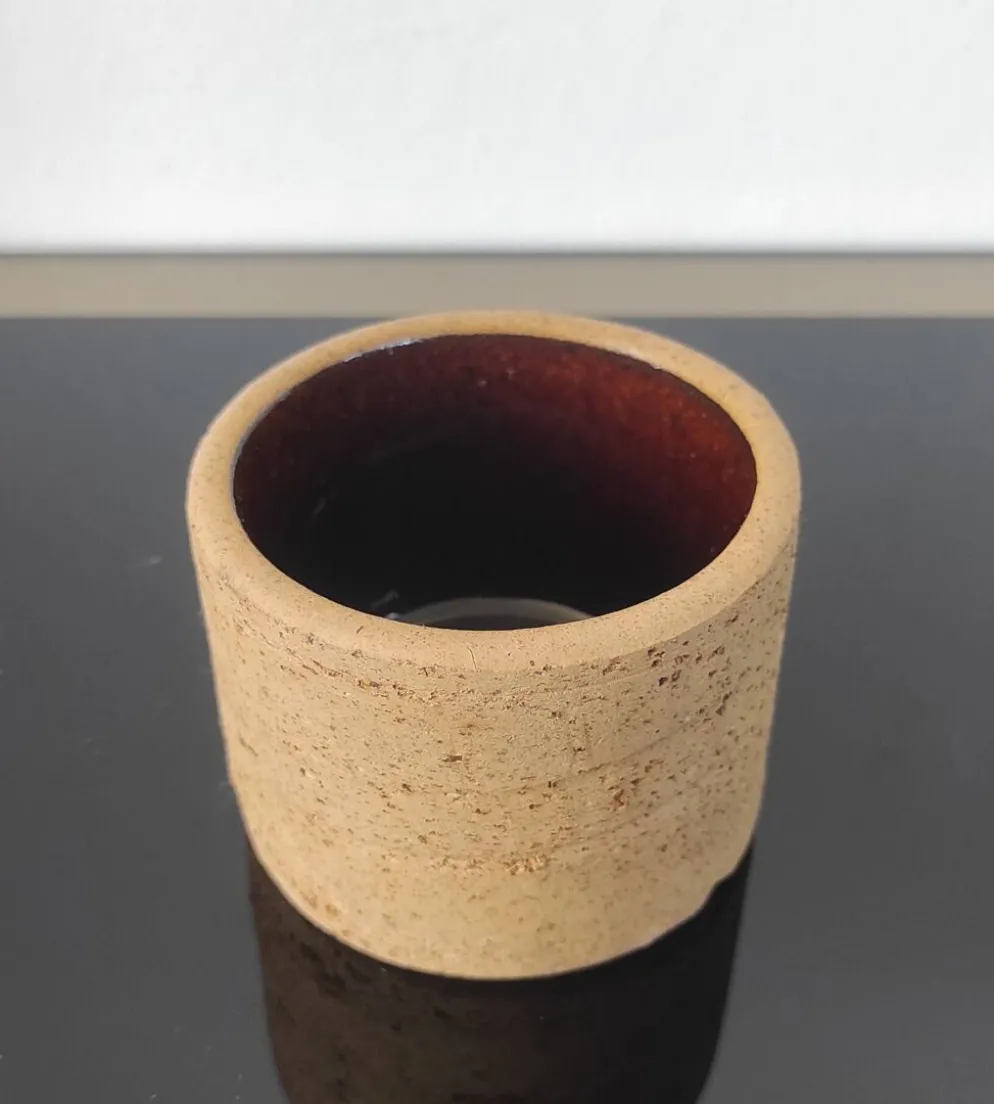 Tasse, pot en grès brut pyrité et émail