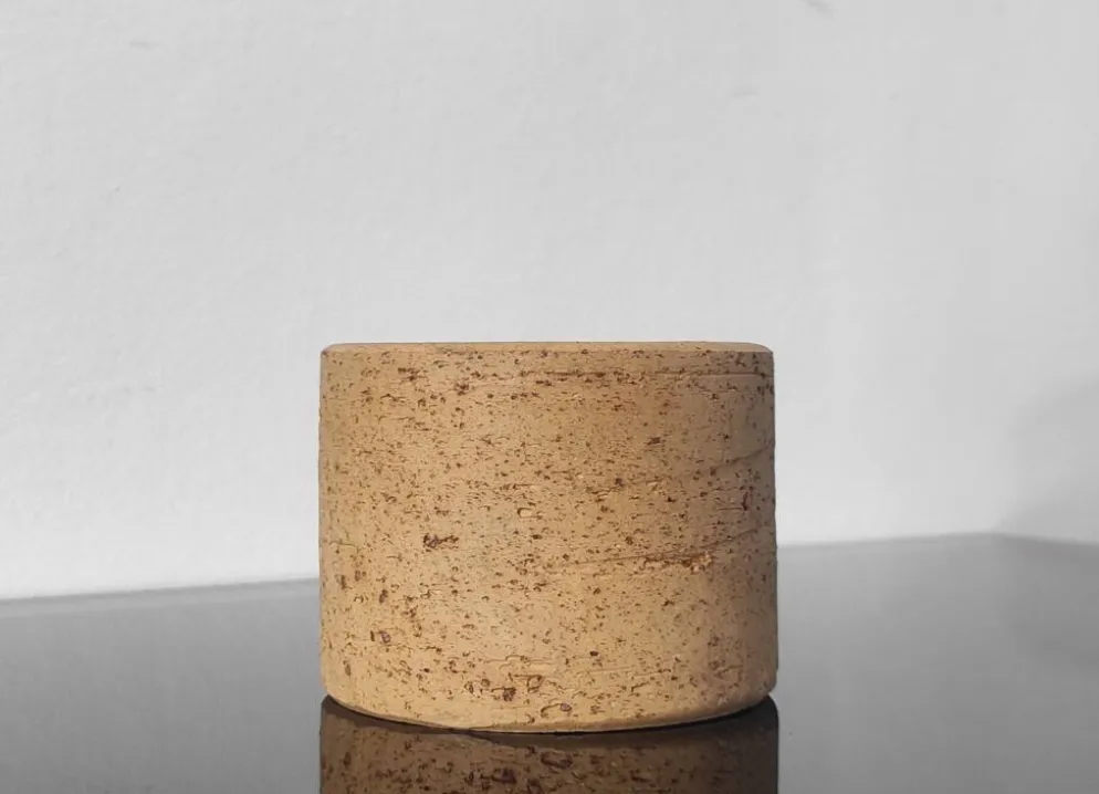 Tasse, pot en grès brut pyrité et émail