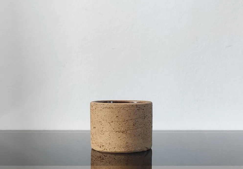 Tasse, pot en grès brut pyrité et émail