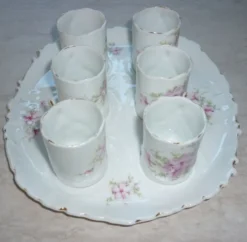 Tasses à café et plateau, vaisselle pour enfant en porcelaine ancienne