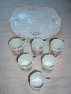 Tasses à café et plateau, vaisselle pour enfant en porcelaine ancienne