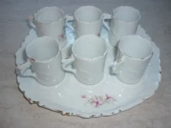 Tasses à café et plateau, vaisselle pour enfant en porcelaine ancienne