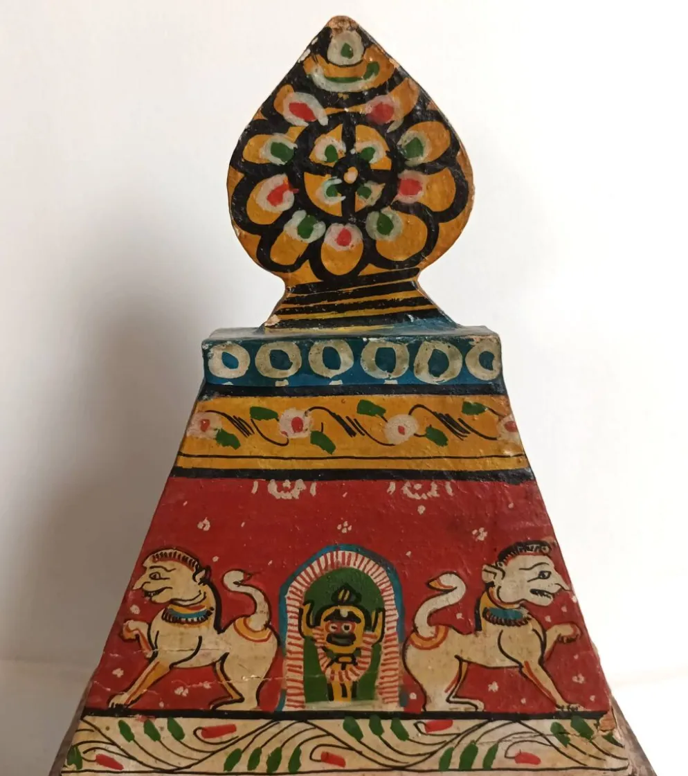 Temple indien en bois peint à la main