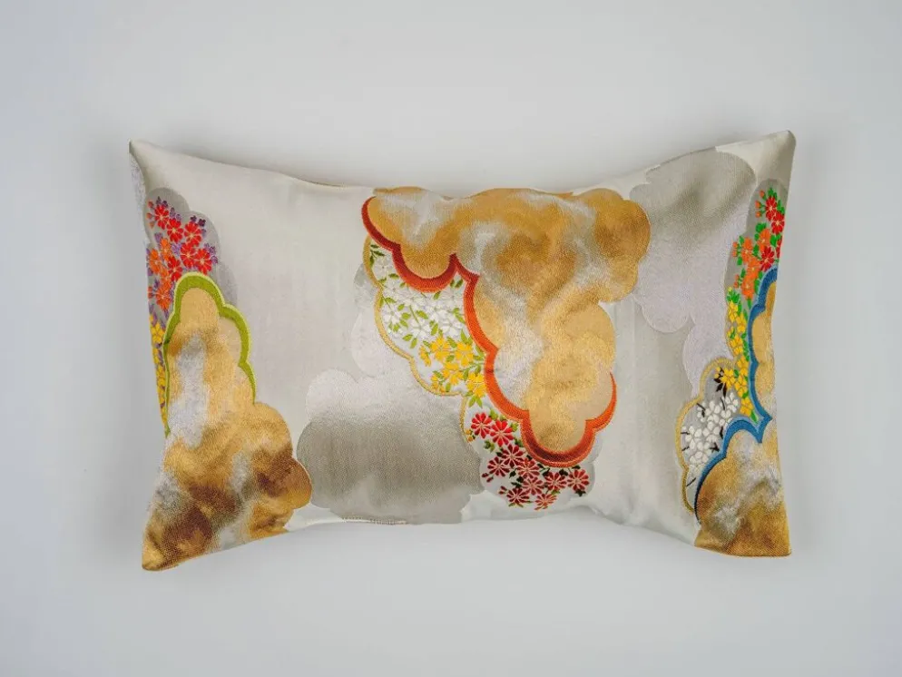 The celestial drift of Kumo — white and gold cloud