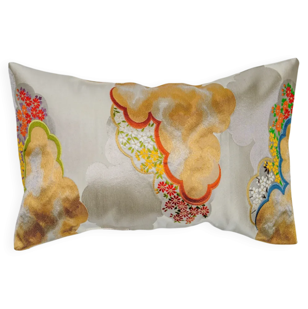 The celestial drift of Kumo — white and gold cloud