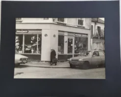 Tirage argentique vintage vitrine scène de rue années 70 encadré 52 x 42 cm