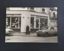 Tirage argentique vintage vitrine scène de rue années 70 encadré 52 x 42 cm