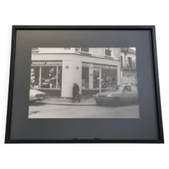 Tirage argentique vintage vitrine scène de rue années 70 encadré 52 x 42 cm