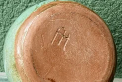 Tirelire chouette en terre cuite vernissée, signée