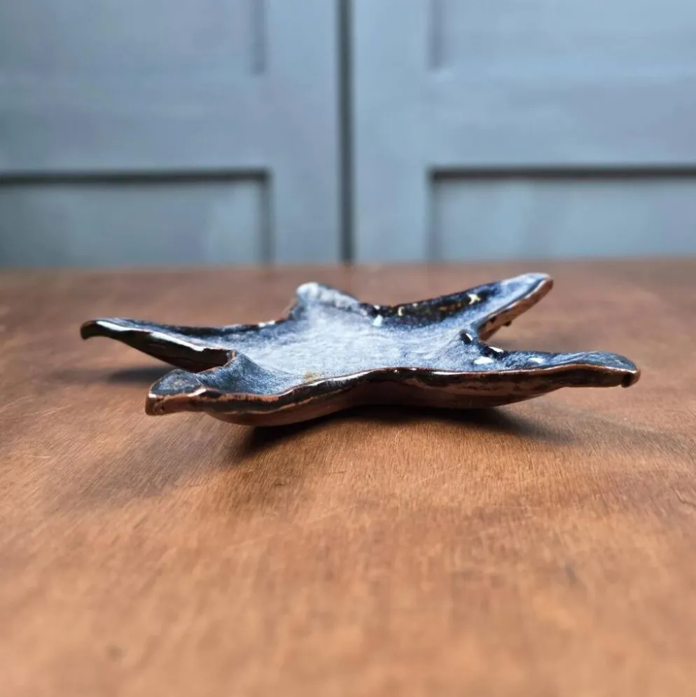 Étoile en céramique artisanale – Émail nuancé bleu & crème – Vide-poche ou décoration poétique