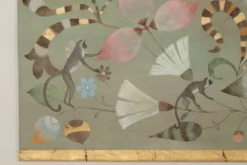 Toile peinte à décor de lémuriens, oiseaux et fleurs. Contemporain.