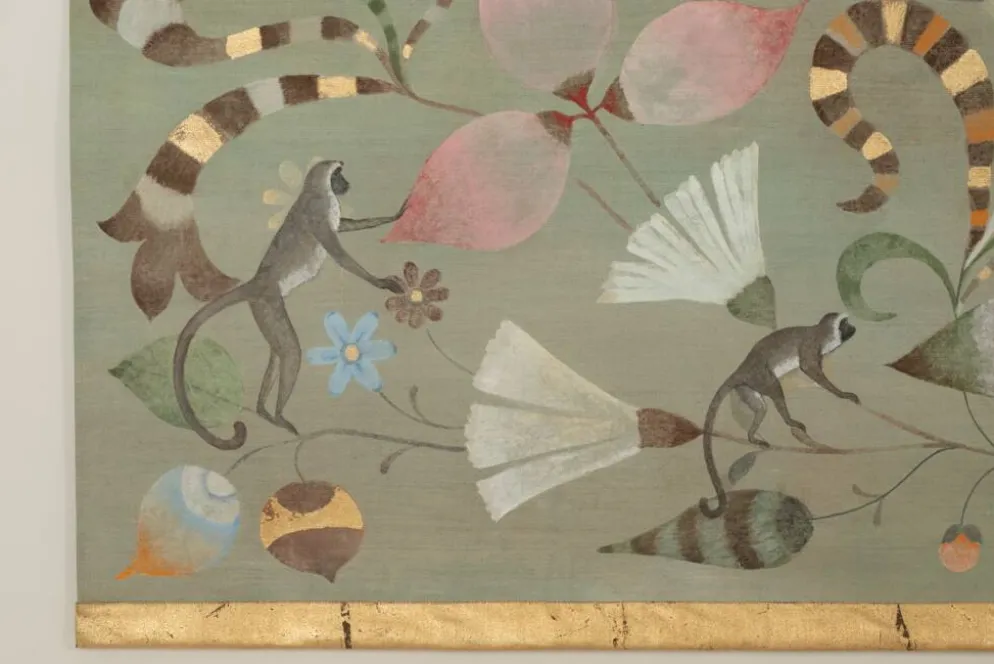 Toile peinte à décor de lémuriens, oiseaux et fleurs. Contemporain.